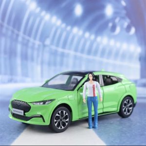 FORD MUSTANG MACH-E 1:24 MODEL MAKET ARABA YEŞİL + MAKET İNSAN